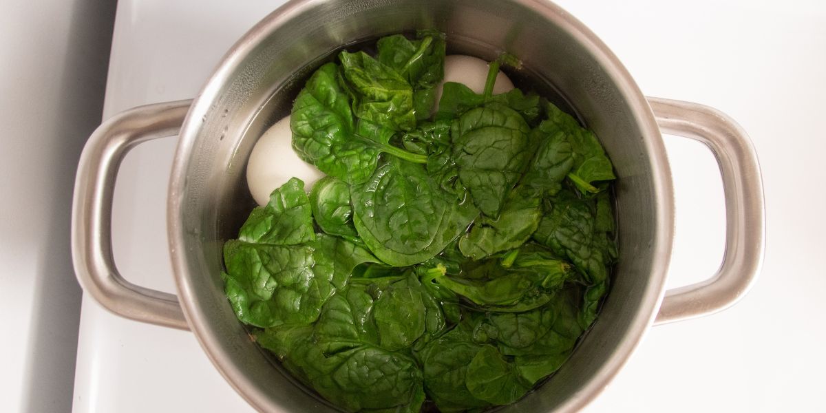 Coloring eggs with spinach