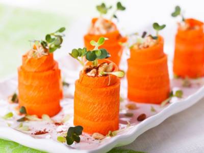 Colorati involtini di carote e hummus: ecco la ricetta