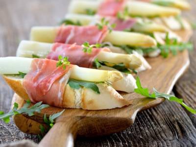 Rustici crostini con asparagi bianchi e prosciutto