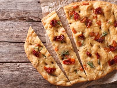 Prepariamo una focaccia croccante con lievito madre