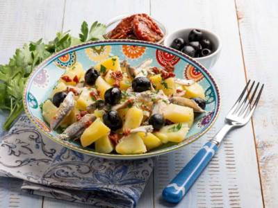 Saporita insalata di patate e acciughe: ingredienti e ricetta passo per passo!