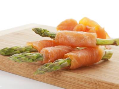 Involtini di salmone affumicato e asparagi: un antipasto sfizioso!