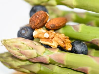 Asparagi con frutta secca: un contorno facile e veloce!