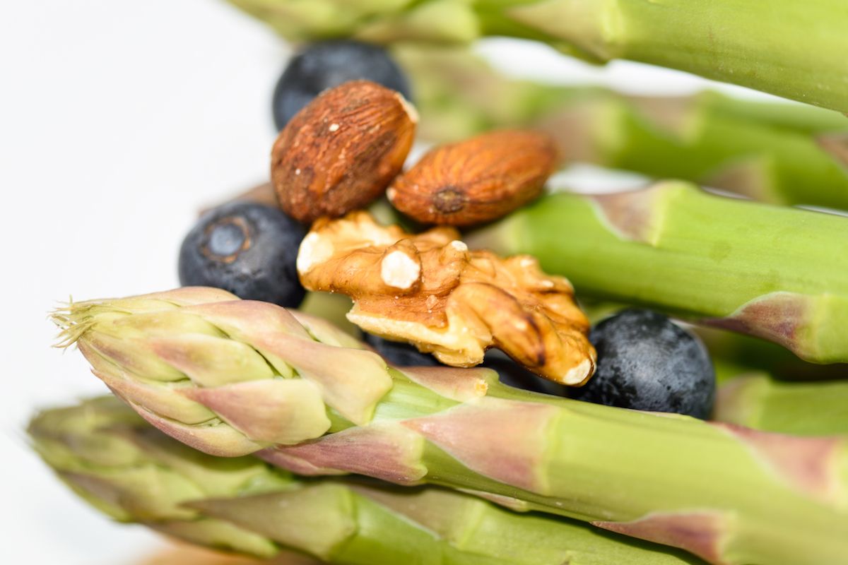 Asparagi con frutta secca