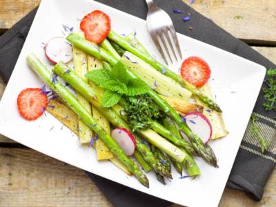 Insalata con asparagi e rabarbaro: per ricette salate facili e veloci!