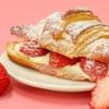 croissant di pasta sfoglia con fragole
