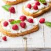Crostini con lamponi e formaggio caprino