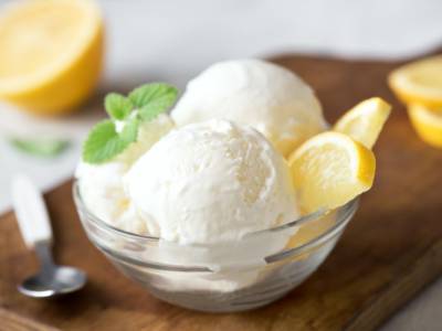 Il suo sapore leggermente aspro lo rende unico: stiamo parlando del gelato al limone