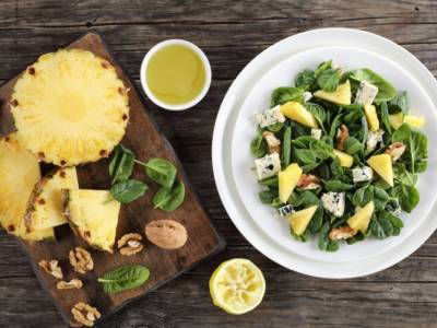 Fresca, veloce e buonissima: ricetta dell’insalata con ananas