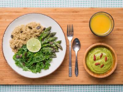 Insalata di quinoa con asparagi: un piatto primaverile