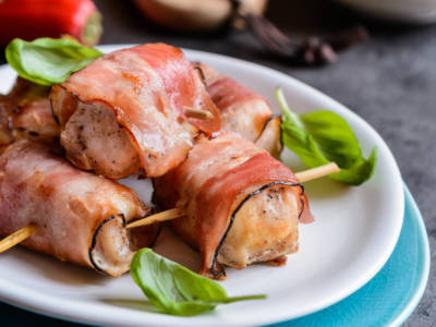 Involtini di pancetta con verdure e formaggio