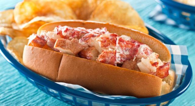 Prepariamo il lobster roll, il panino con l&#8217;astice che non ti aspetti