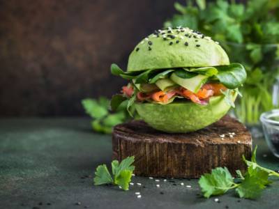 Panini al basilico farciti con salmone e verdure: scopri la ricetta del giorno!