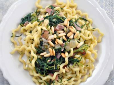 La particolare ricetta della pasta con agretti e pancetta