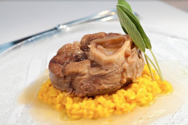 Come si fa il risotto alla milanese: la ricetta originale con midollo