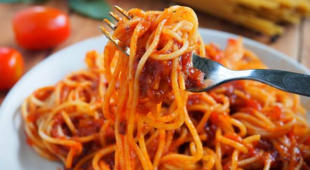 Spaghetti ai peperoni olive e capperi: per un pranzetto coi fiocchi!
