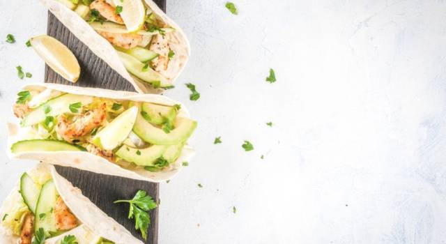 Tacos di pollo con insalata di cavolo, avocado e cetrioli