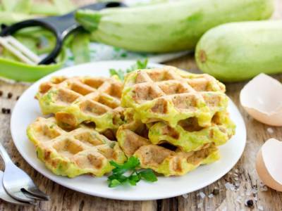 Soffici waffle salati con zucchine: ecco come prepararli