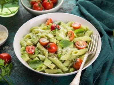 Facile e buonissima: è la pasta con crema di avocado e pomodorini