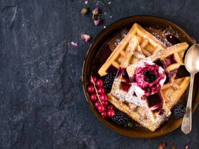 Golosissimi waffle ai frutti di bosco con gelato: prepariamoli insieme!
