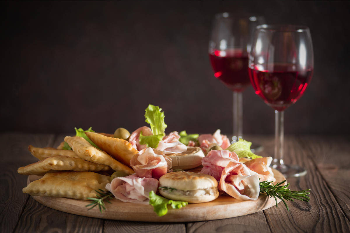 Cold cuts, tigelle and fried dumplings