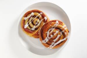 Cinnamon rolls alla cannella con glassa allo zucchero