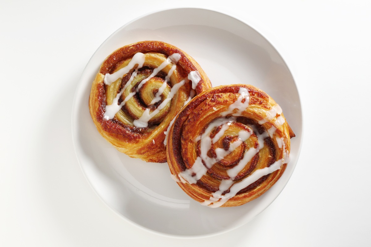 Cinnamon rolls alla cannella con glassa allo zucchero