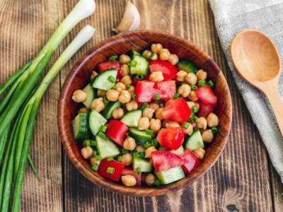 Ricca insalata di ceci con cetrioli e pomodori: perfetta come contorno o piatto unico