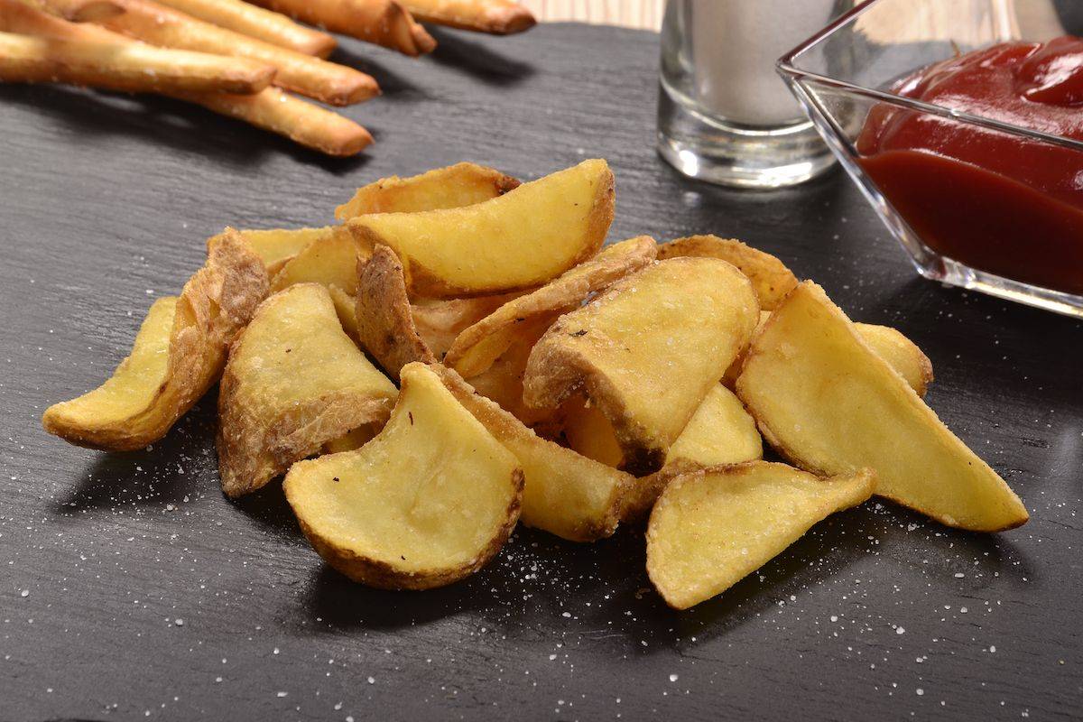 Come fare le patatine fritte: ricetta originale, variante al forno