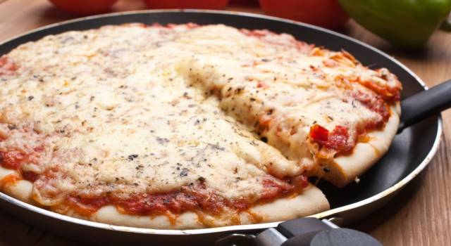 Avete mai provato la pizza in padella? Facile, veloce e buonissima!