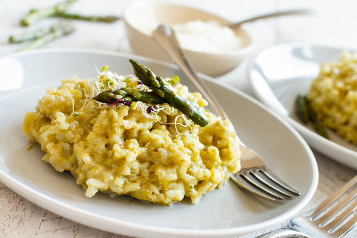 Risotto con curcuma e asparagi