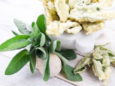 Salvia fritta in pastella? Ecco 3 versioni deliziose: classica, senza uova e la variante ripiena!