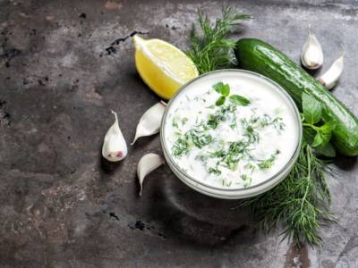 Tzatziki, che delizia: ecco la ricetta della salsa greca con yogurt e cetriolo!