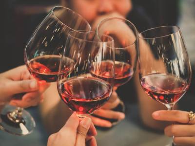 Aperitivo e apericena: qual è il vino giusto?
