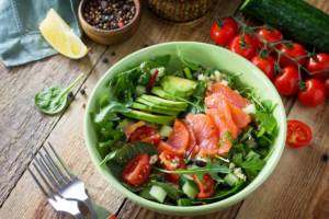 Bowl di verdure e salmone