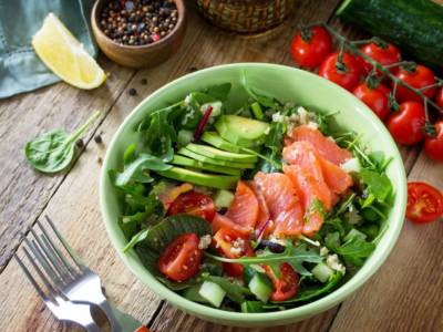 Nutriente e ricca di ingredienti: è la bowl di verdure e salmone!