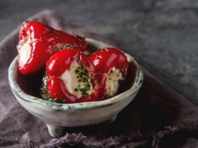 Peperoncini ripieni al formaggio caprino: un antipasto moooolto saporito!