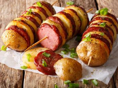 Spiedini di salsiccia e patate al forno: per una cena veramente irresistibile