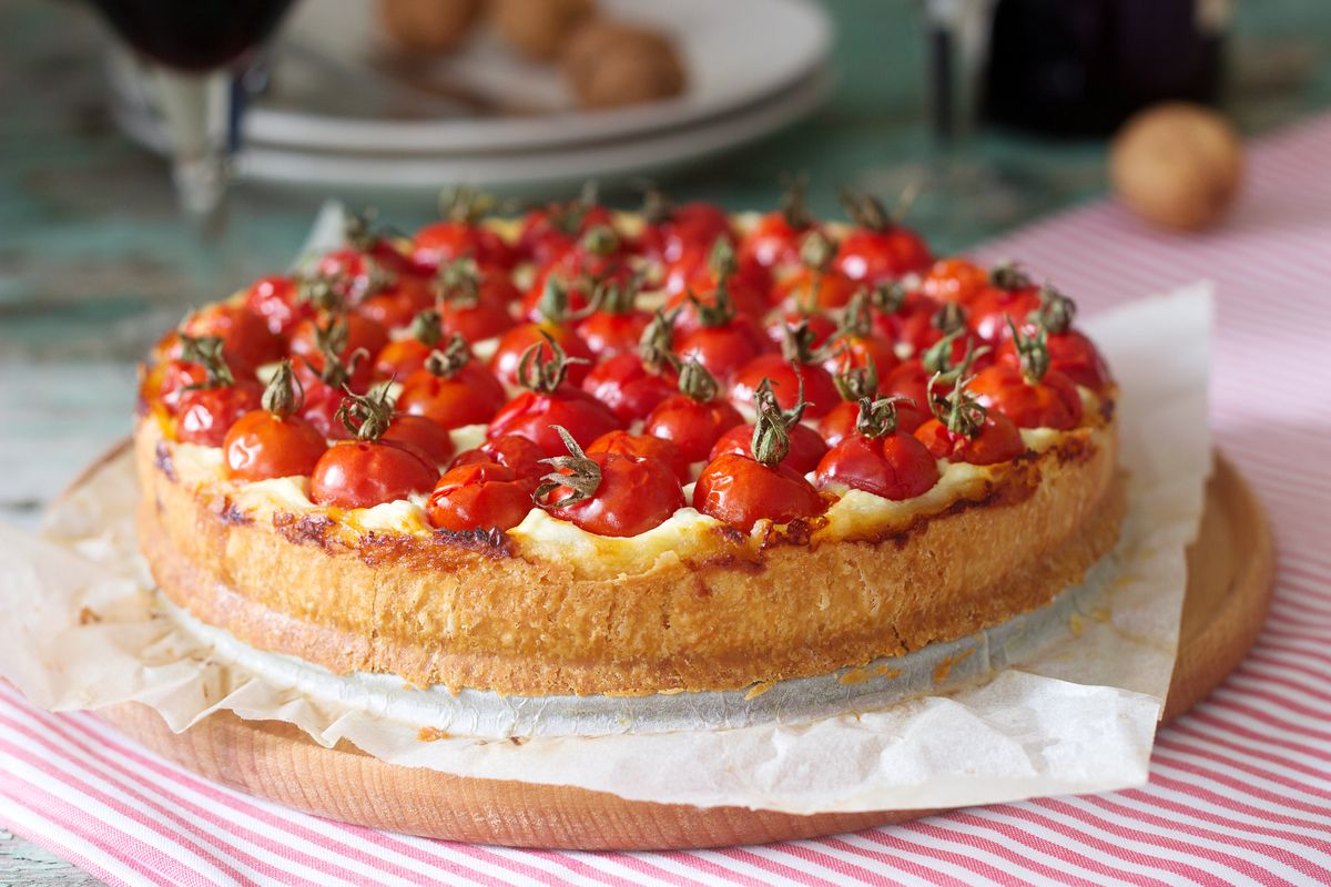 Cheesecake with cherry tomatoes