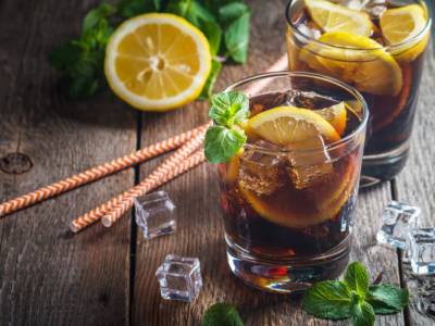 Prepariamo il cuba libre: il cocktail con rum e coca cola