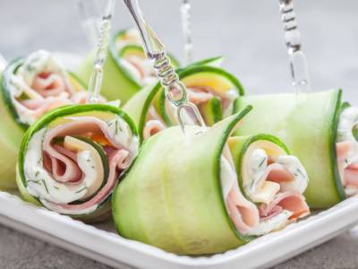 Facili, leggeri e perfetti per l’estate: sono gli involtini di zucchine grigliate e prosciutto