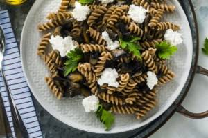 pasta fredda con melanzane e mozzarella