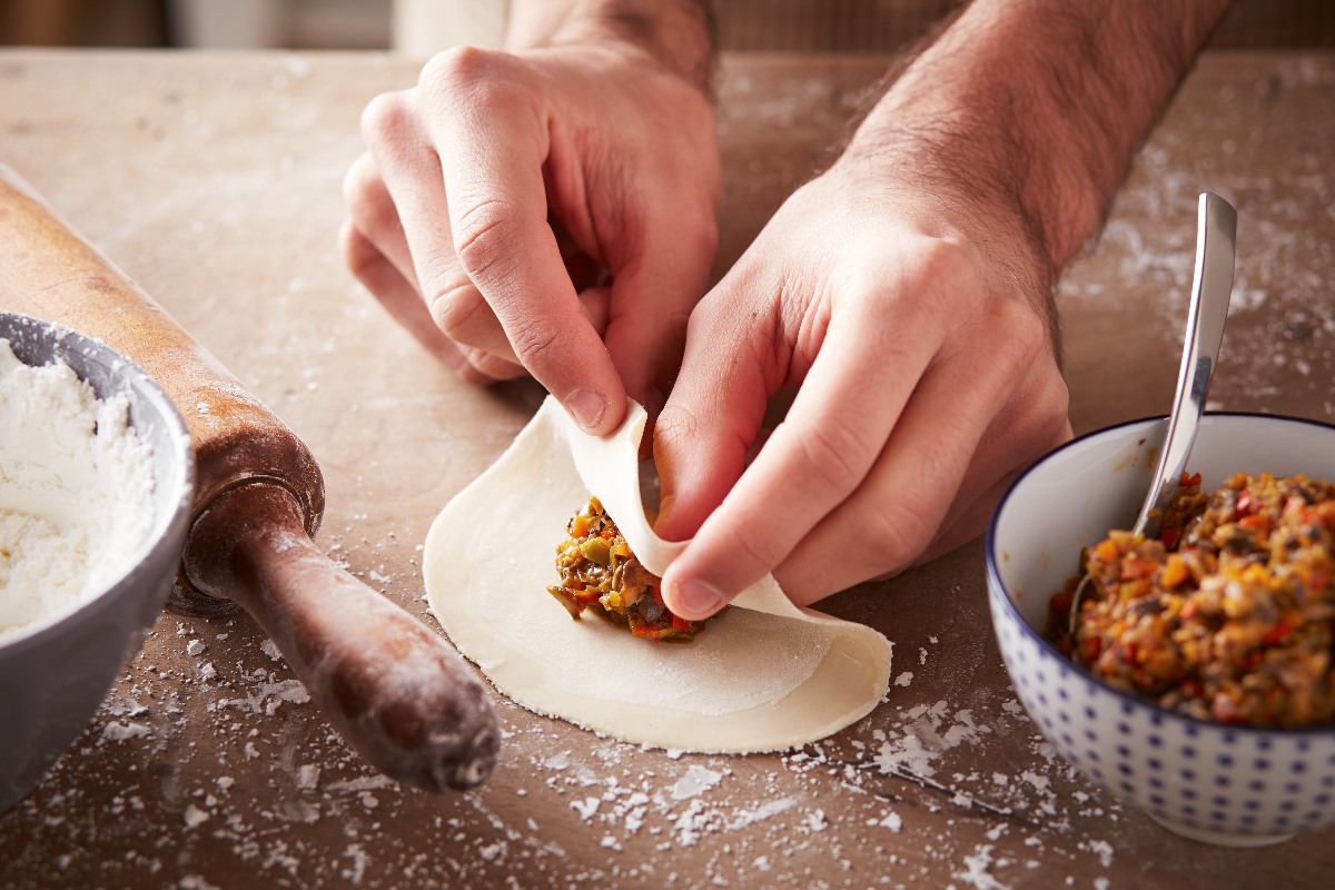 Preparazione ravioli cinesi vegetariani