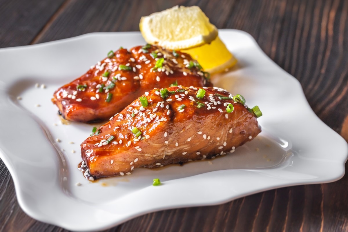 Piatto con tranci di salmone in salsa teriyaki