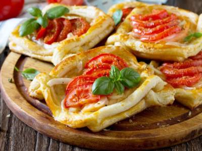 Sfogliatine di pomodoro e mozzarella: un antipasto irresistibile!
