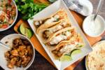 Vista dall'alto tacos di pollo su piatto con verdure e salsa