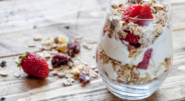 Golose coppette di yogurt con fragole fresche: una vera delizia per il palato