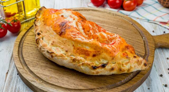 Calzone con pomodoro e mozzarella: la ricetta per tutti!