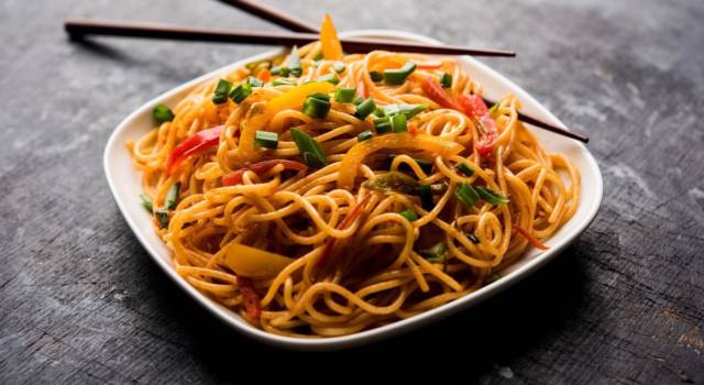 Chow mein, gli spaghetti saltati con verdure tipici della cucina cinese