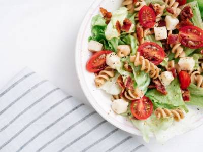 Ricca e ottima gustata fredda, ecco la ricetta della pasta con mozzarella e pomodorini